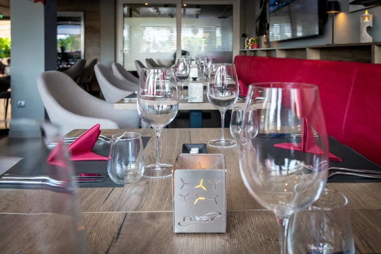 Flyby Steakhouse asztalok